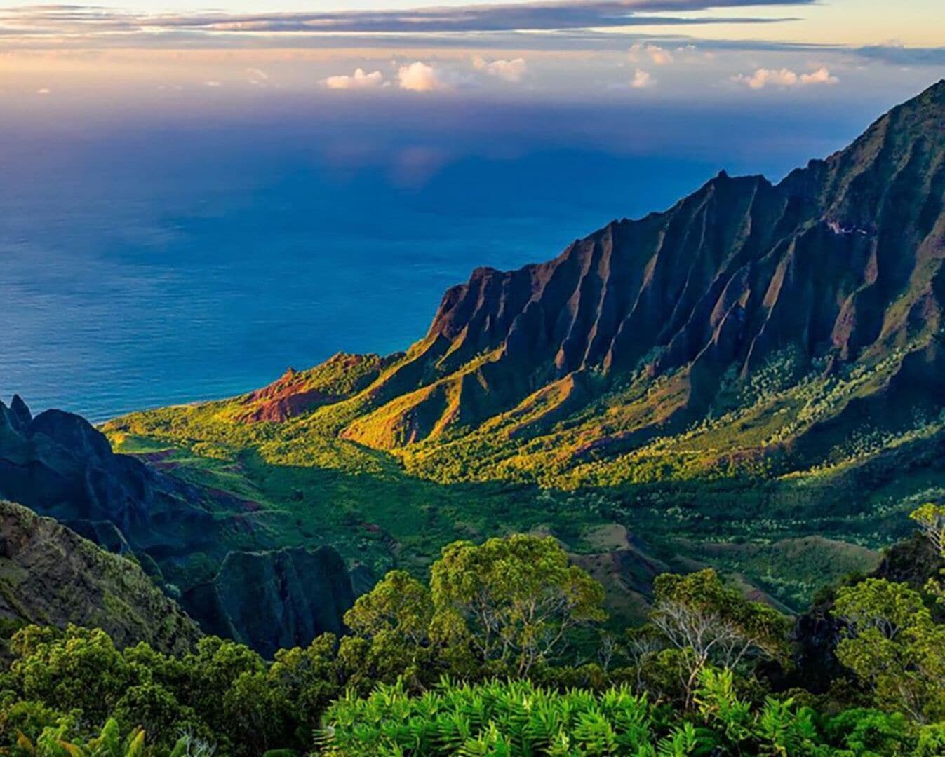 Un paisaje montañoso con vista al océano.