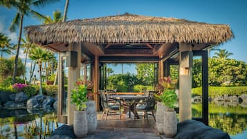 Dßner servi sur place, spécialités Cuisine hawaïenne, vue sur la plage
