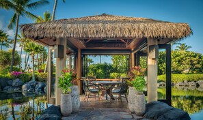 Phục vụ bữa tối, món ăn Hawai, nhìn ra bãi biển 