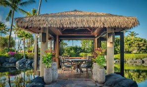 Phục vụ bữa tối, món ăn Hawai, nhìn ra bãi biển
