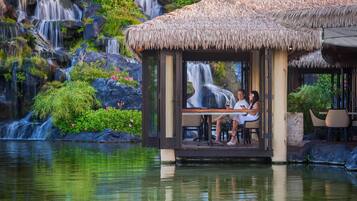 Dßner servi sur place, spécialités Cuisine hawaïenne, vue sur la plage
