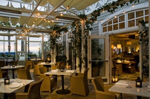 2 间餐厅，供应早餐、午餐和晚餐，美洲菜