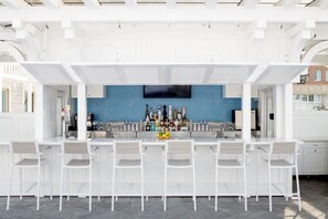 2 bars/lounges