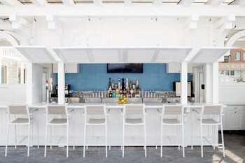 2 bars/lounges at Shutters on the Beach