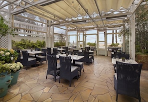 2 restaurants, breakfast, lunch, dinner served; American cuisine