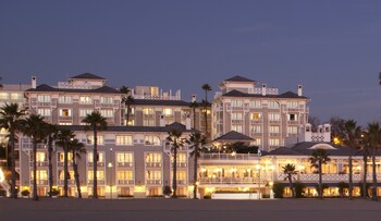 Front of property - evening/night at Shutters on the Beach