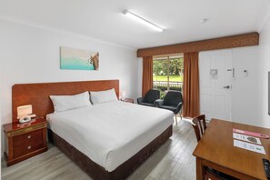 华丽客房, 1 张特大床 | 办公桌、遮光窗帘、隔音、熨斗/熨衣板
