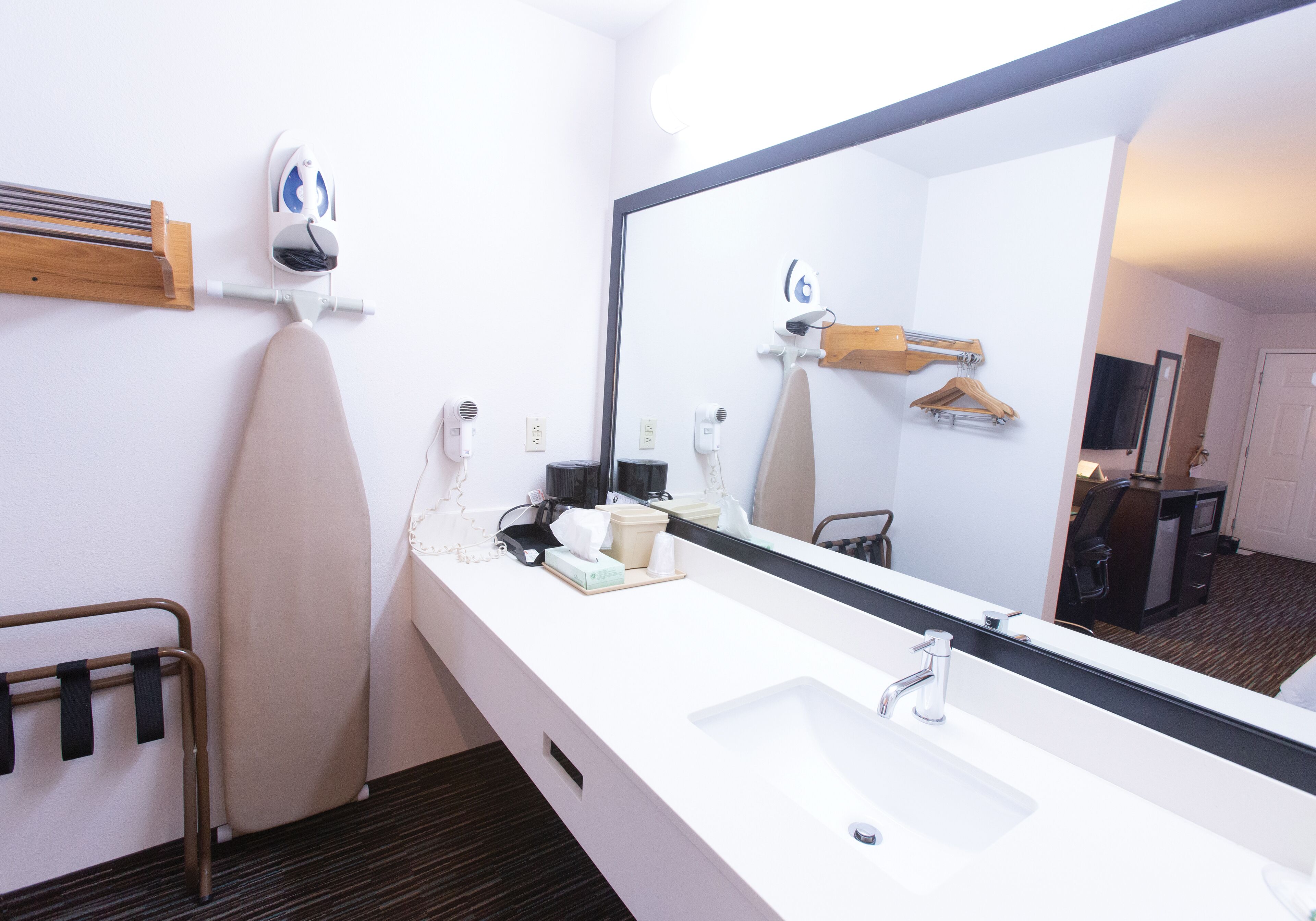 combined shower/bathtub, free toiletries, hair dryer, towels