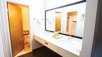 Chambre « Premier », 1 trÚs grand lit | Salle de bain