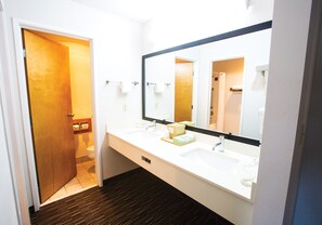 Dorena King Jacuzzi Suite | Bathroom | Combined shower/tub, free toiletries, hair dryer, towels