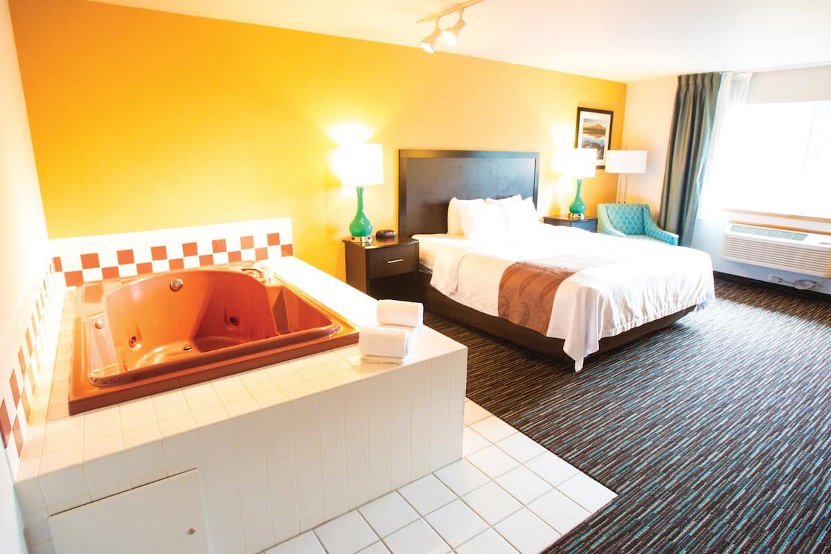 Dorena King Jacuzzi Suite | Premium bedding, desk, iron/ironing board, travel crib