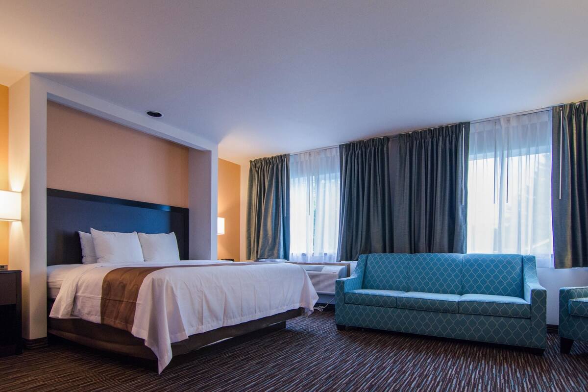 Deluxe King | Premium bedding, desk, iron/ironing board, rollaway beds (surcharge)