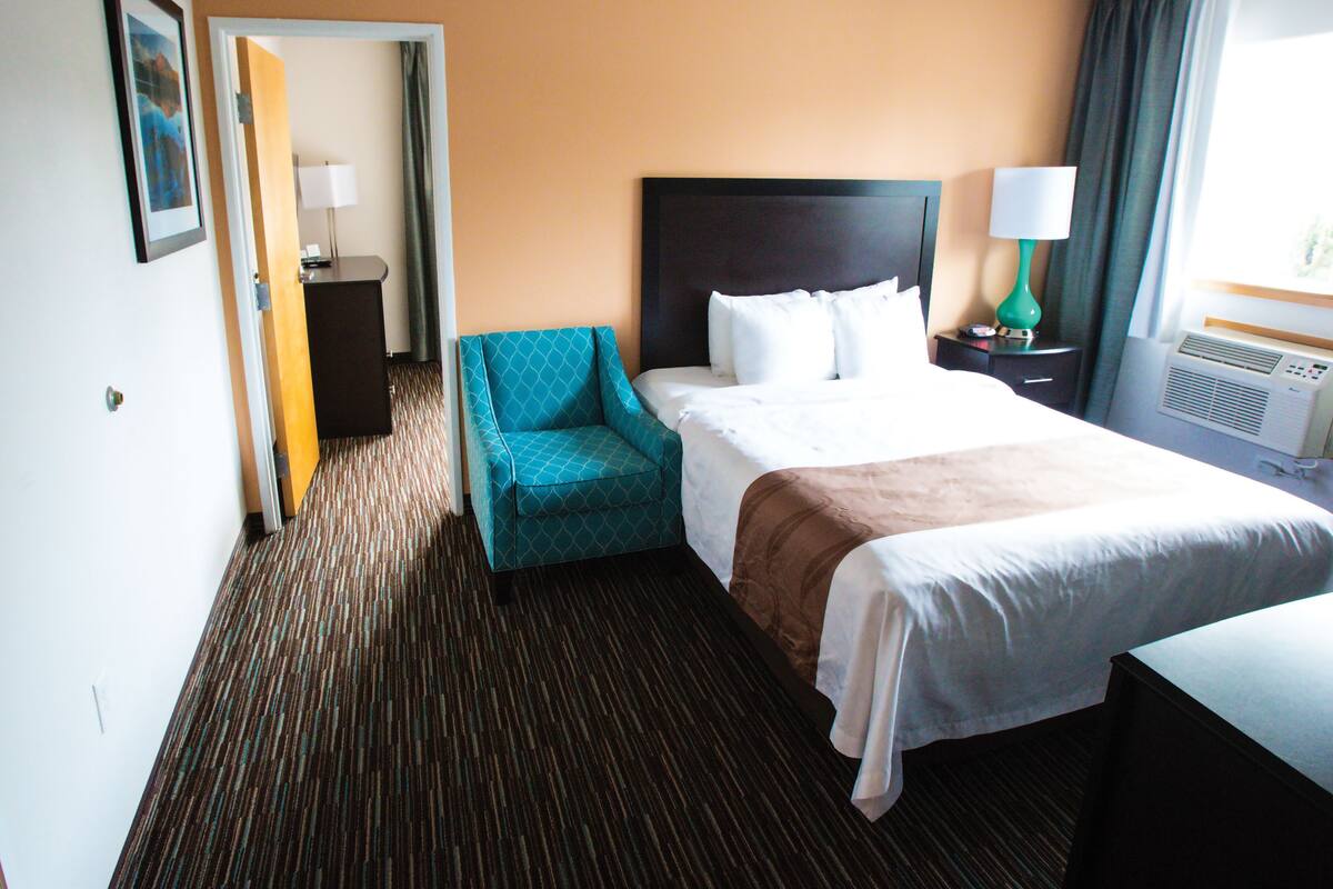Dorena Double Queen Suite | Premium bedding, desk, iron/ironing board, rollaway beds (surcharge)