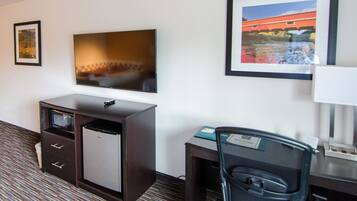 Premium bedding, desk, iron/ironing board, travel cot