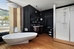 Suite presidencial, 1 habitación, vistas al mar | Baño | Artículos de higiene personal ecológicos, secador de pelo y albornoces