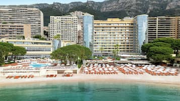 Playa privada, camastros, sombrillas y toallas de playa