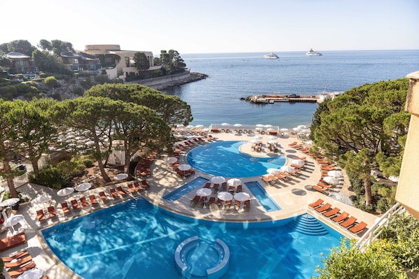 Piscine intérieure, piscine extérieure en saison