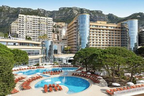 실내 수영장, 시즌별로 운영되는 야외 수영장