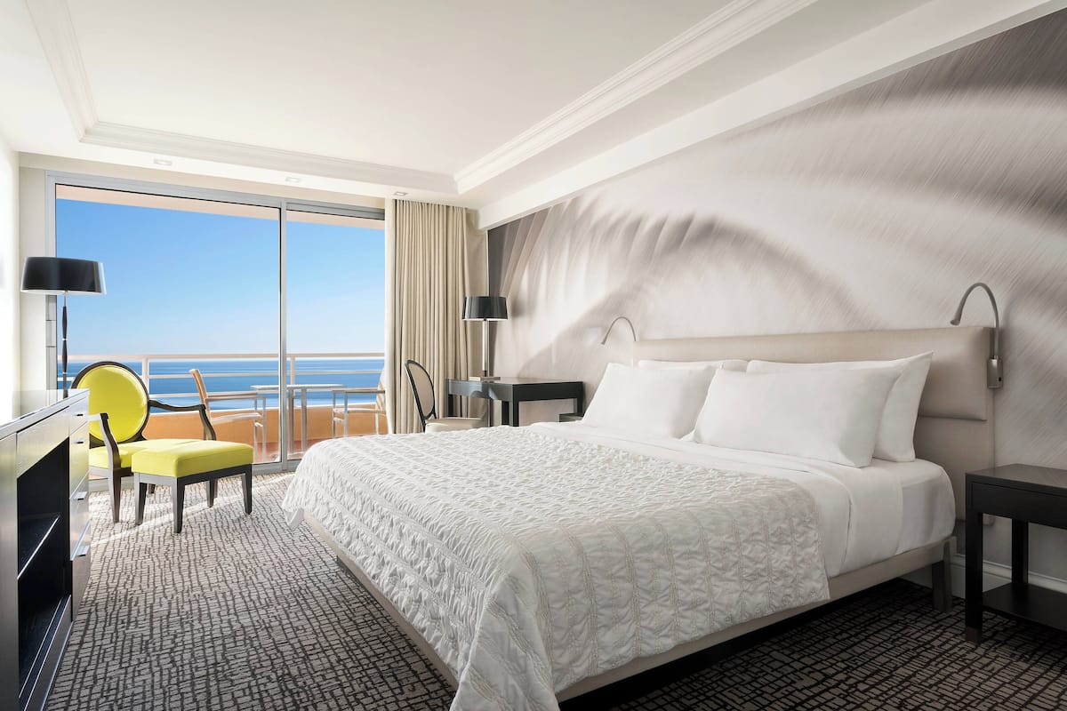 Deluxe Room, 1 King Bed, Balcony, Sea View