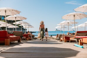 Playa privada, camastros, sombrillas y toallas de playa 