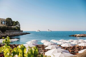 Una piscina techada, una piscina al aire libre de temporada