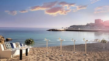 Aan een privéstrand, ligstoelen, parasols, strandlakens