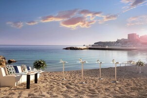 Playa privada, sillas reclinables de playa, sombrillas, toallas de playa