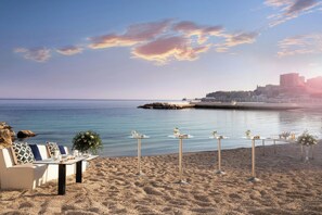 Plage privée, chaise longue, parasol, serviettes de plage