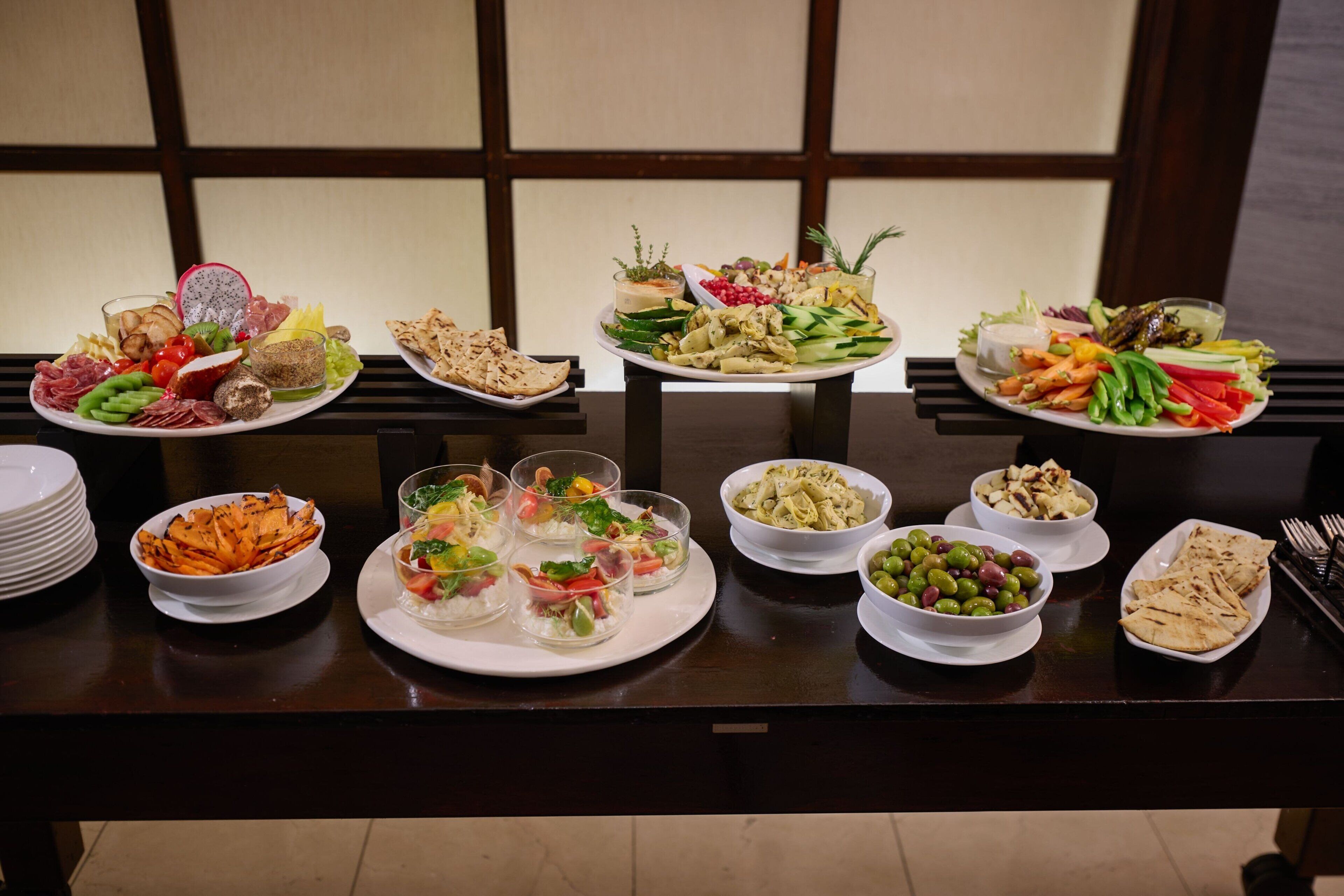 Una mesa de buffet con diferentes alimentos y bebidas.