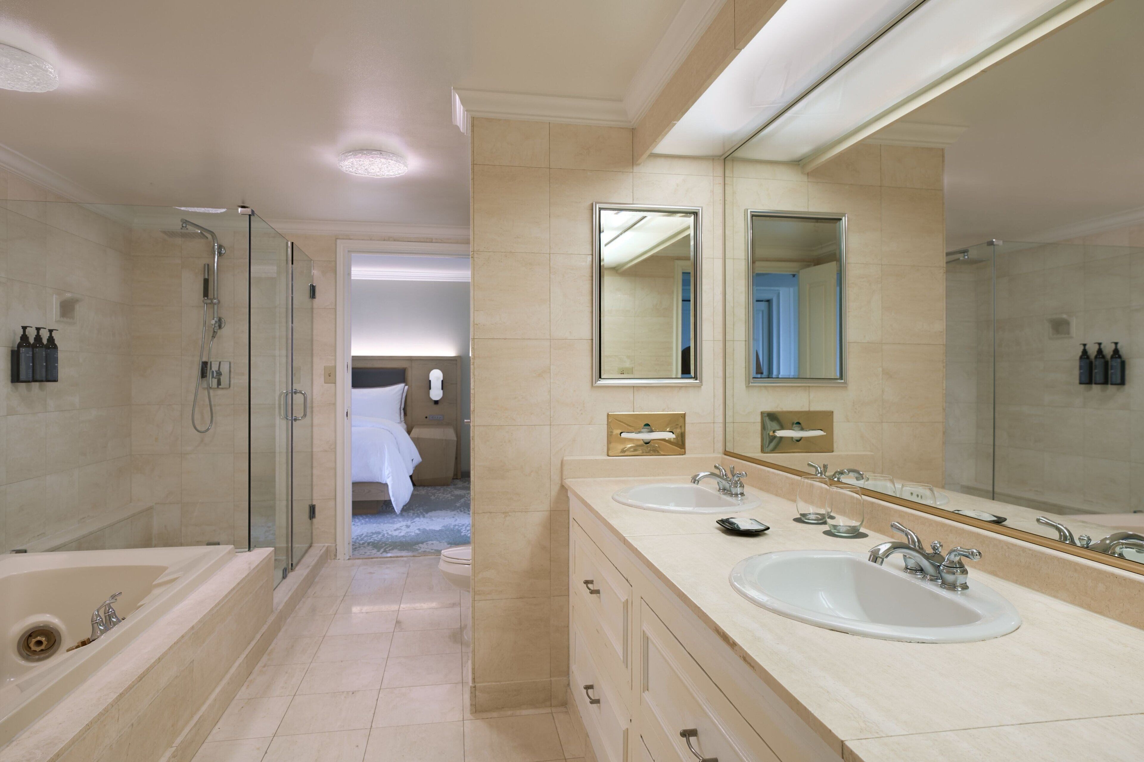 luxury suite, 1 double bed, balcony | bathroom | combined shower/bathtub, hair dryer, towels