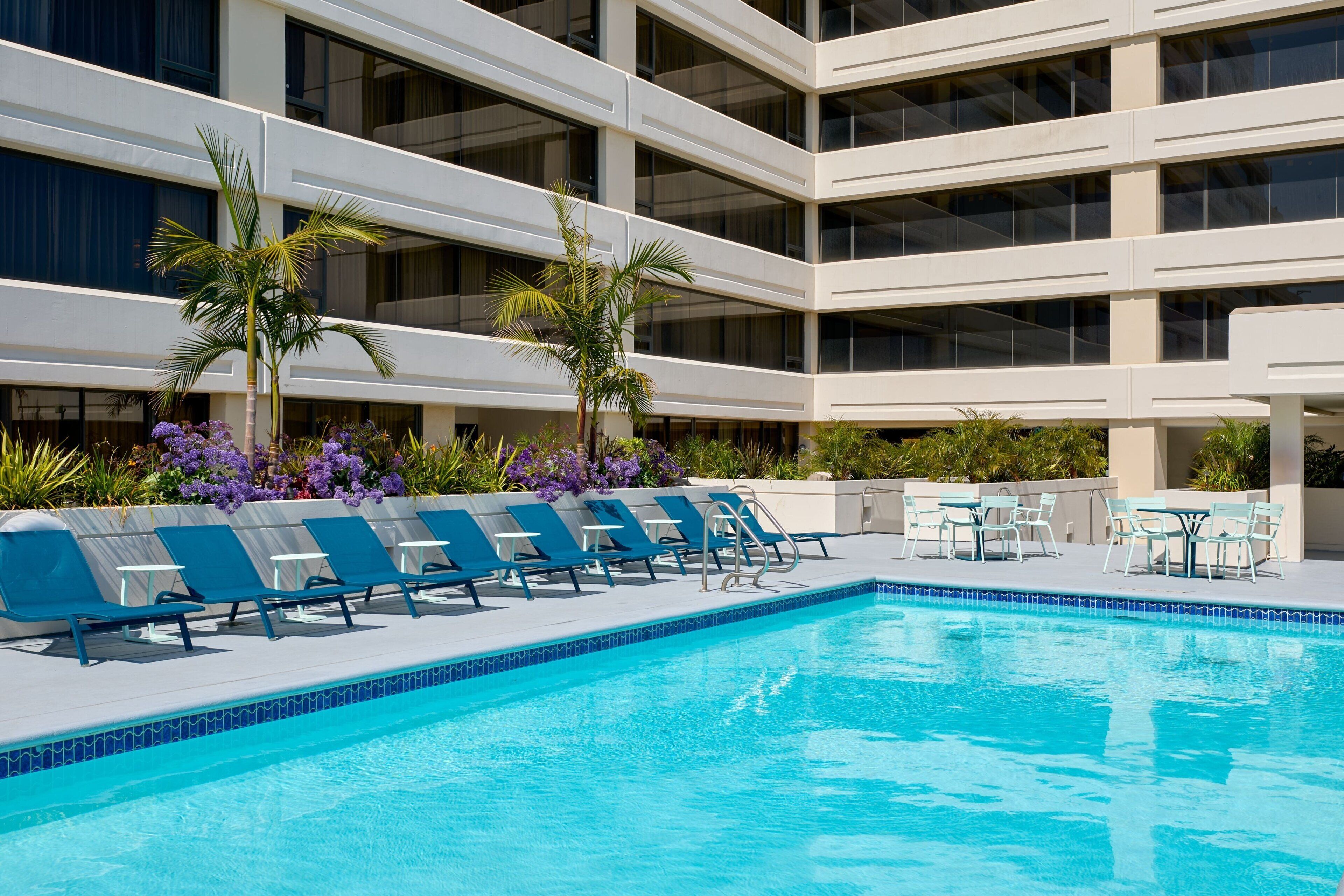 Alberca al aire libre, acceso de 07:00 a 22:00, y camastros 