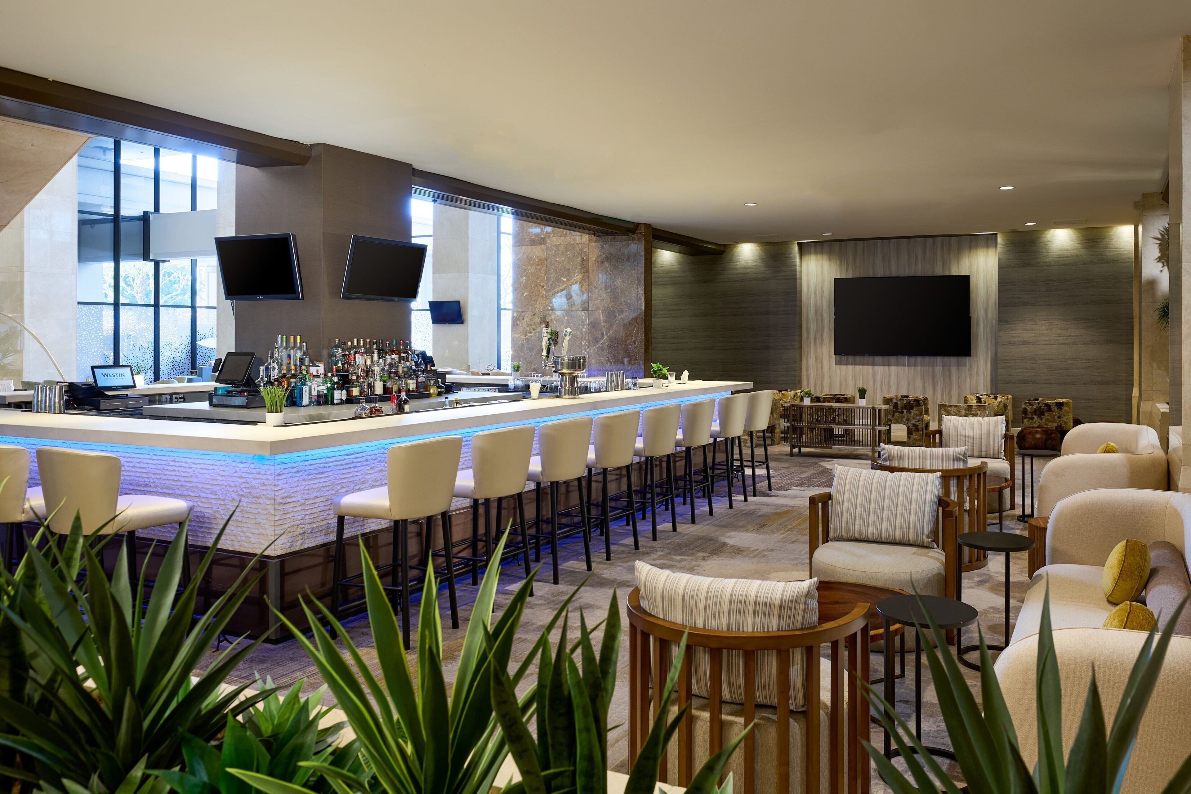 2 bars/lounges