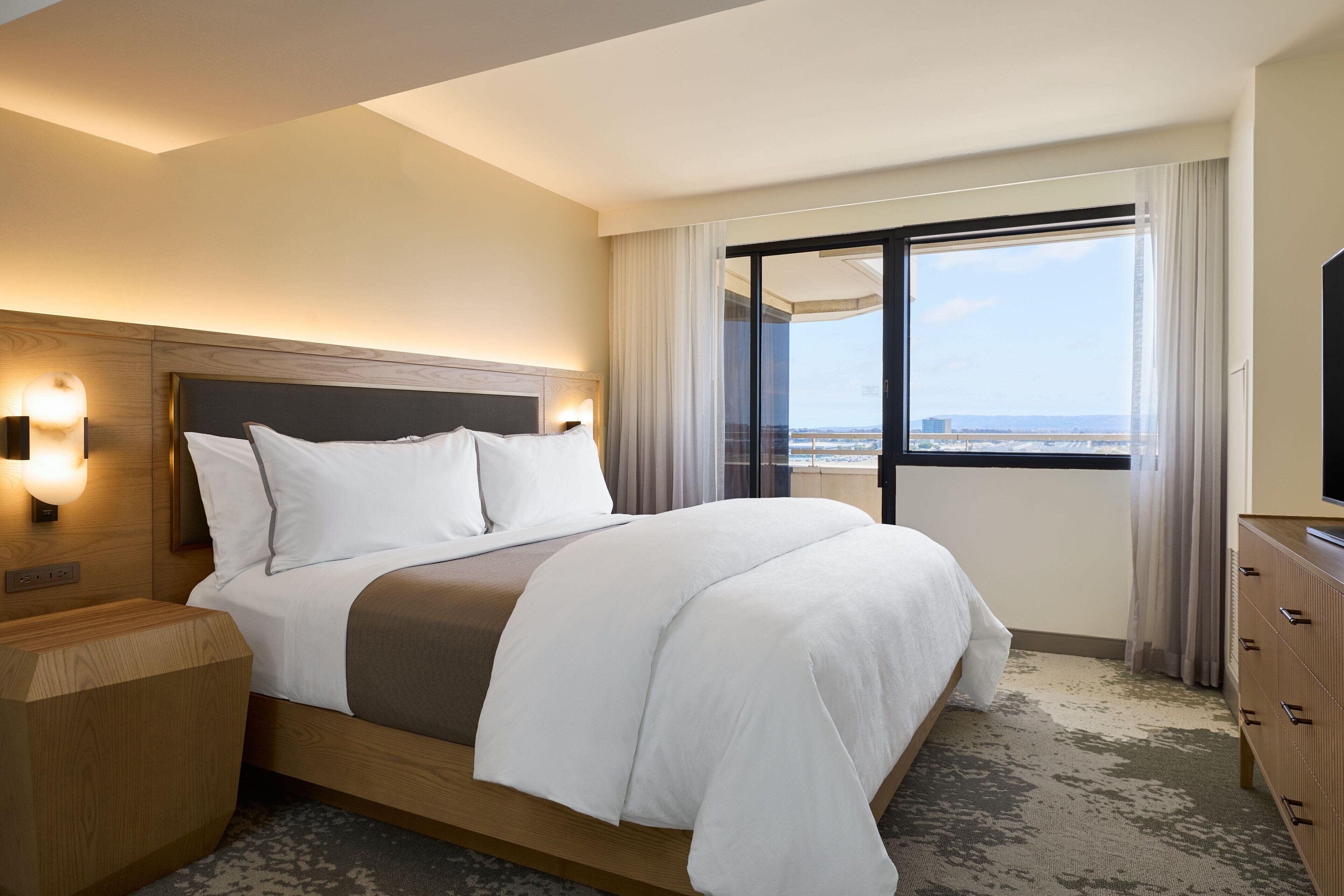 deluxe suite, 1 king bed with sofa bed, non smoking, corner | 1 bedroom, premium bedding, pillow-top beds, in-room safe