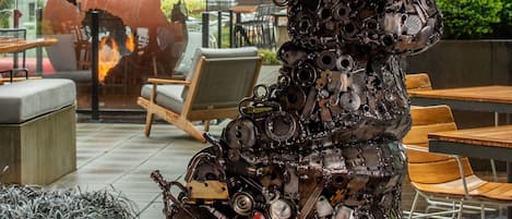 Una escultura hecha con distintas piezas mecánicas.