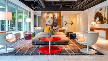 Coin salon dans le hall