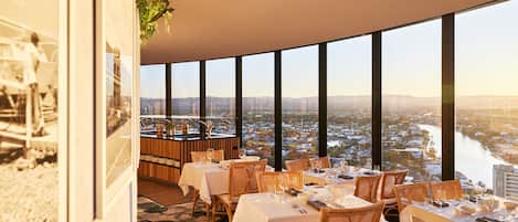 3 restaurantes; se sirven desayunos