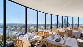 3 restauranter; serverer morgenmad