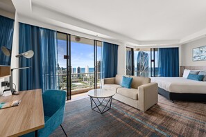 Phòng Suite Junior, 1 giường cỡ king, quang cảnh biển | Két bảo mật tại phòng, bàn, khu vực làm việc phù hợp cho laptop 