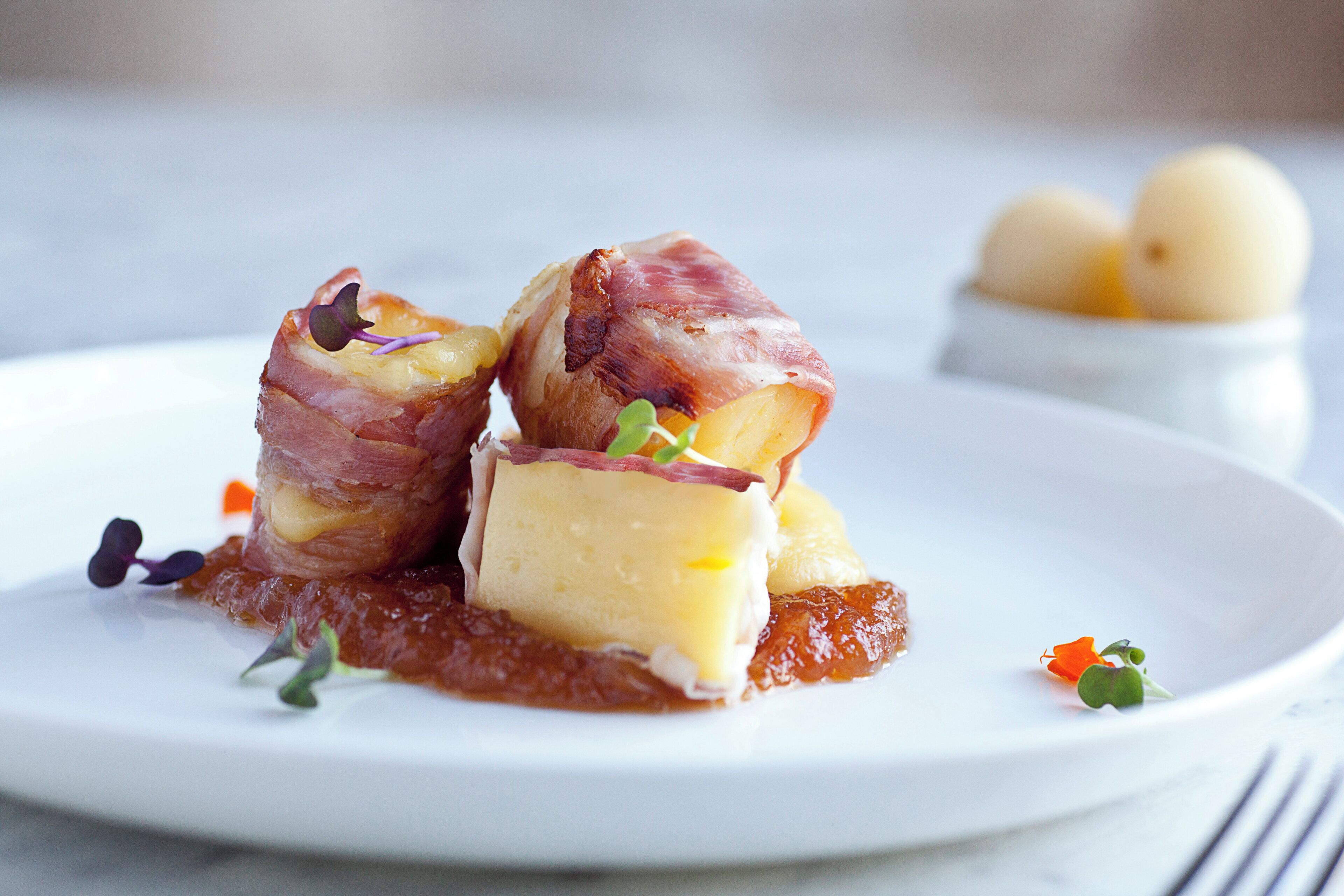 Um prato com carne, batatas e molho, decorado com pequenas flores.