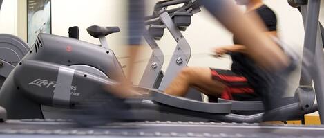 Ein Fitnessraum mit Ergometer und Laufband.