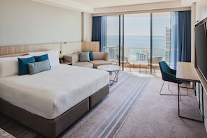 Premium Room, 1 Katil Raja (King), Ocean View | Peti besi dalam bilik, meja, ruang kerja komputer riba