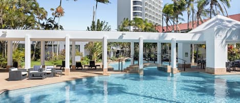 Una piscina al aire libre (de 07:00 a 21:00), tumbonas
