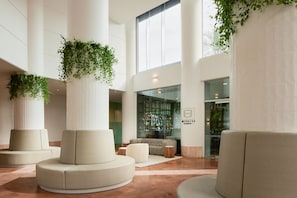 2 bars/lounges