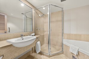 Separat badekar og bruser, gratis toiletartikler, hårtørrer, badekåber
