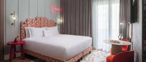 خزنة داخل الغرفة ومكتب وستائر تعتيم وواي فاي مجانًا