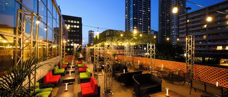 5 restaurants, serveren ontbijt, lunch, diner, Japanse gerechten