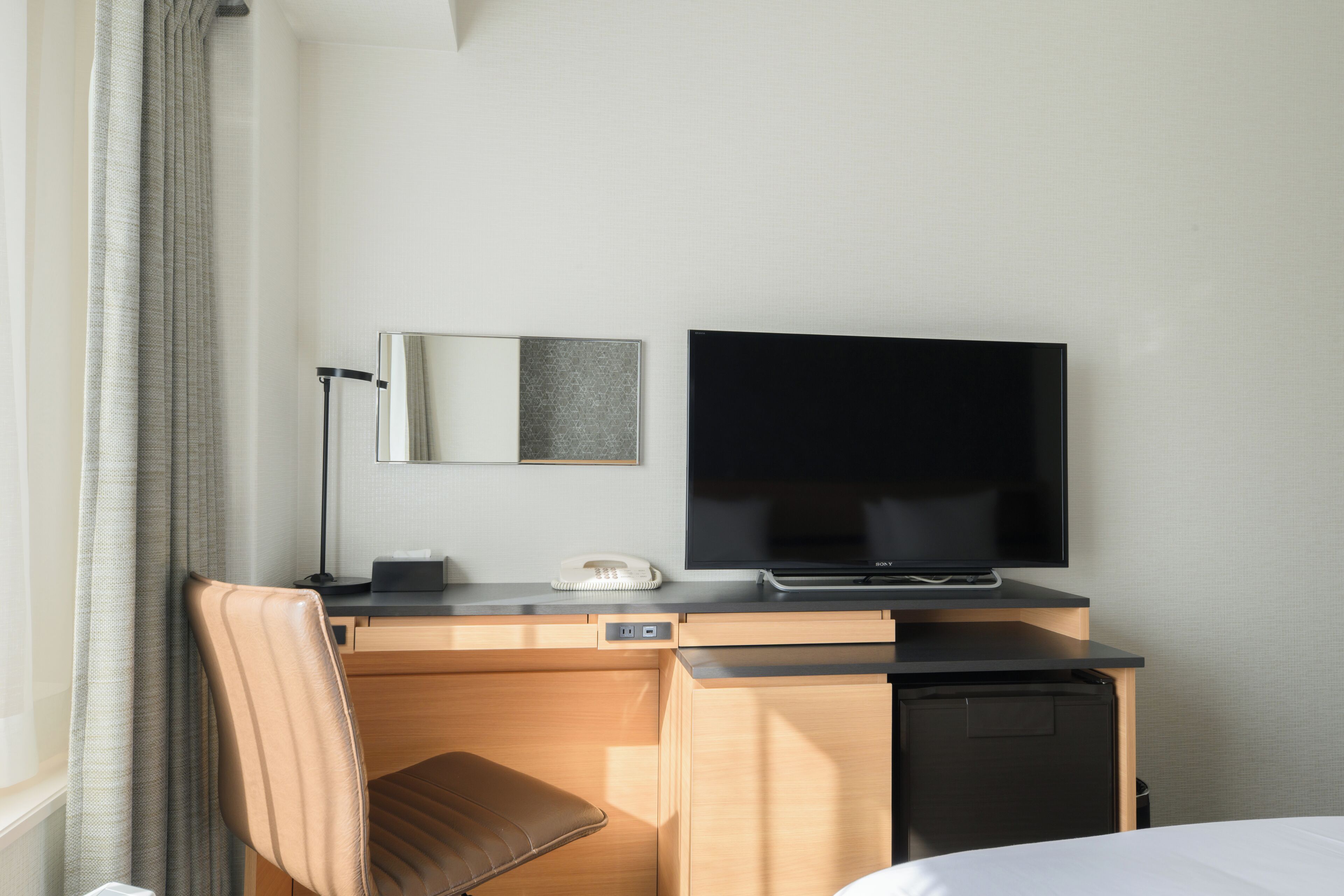 Standaard kamer, 2 eenpersoonsbedden (Mid Floor) | Een minibar, een bureau, een laptopwerkplek, gratis wifi