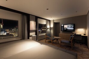 Suíte, 2 camas de solteiro | 1 quarto, frigobar, escrivaninha, espaço de trabalho para notebook