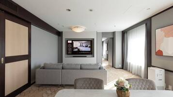Minibar, desk, laptop workspace, free WiFi