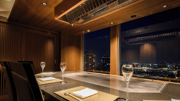 A high-rise restaurant with a panoramic city view, a long dining table, and modern decor. - ANA Crowne Plaza Sapporo by IHG (Sapporo)